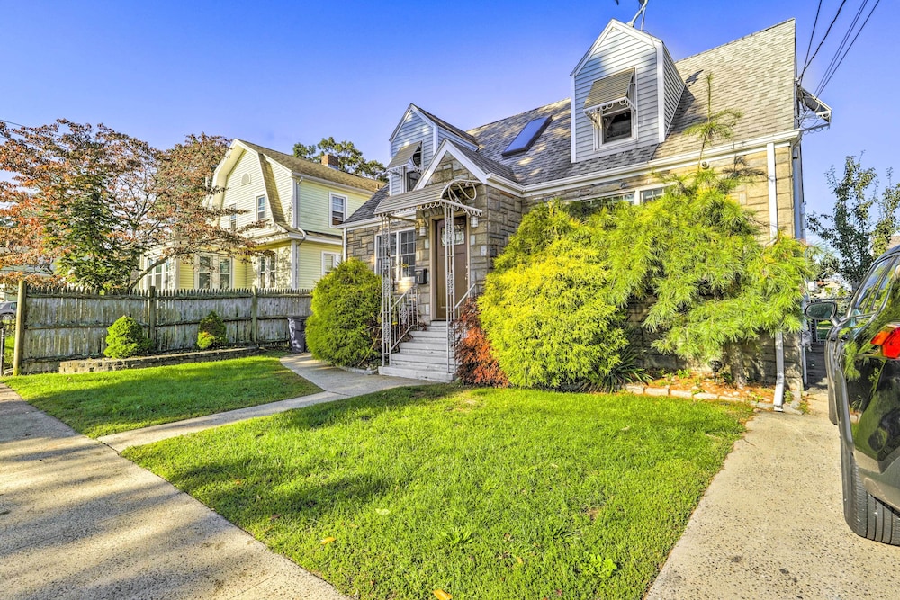 New Haven Gem w/ Private Pool, Walk to Beach! in East Haven, US