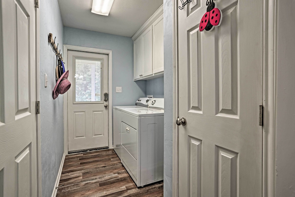 Relaxing Texas Getaway, 1 Mile to Boat Ramp! - Property Image 9