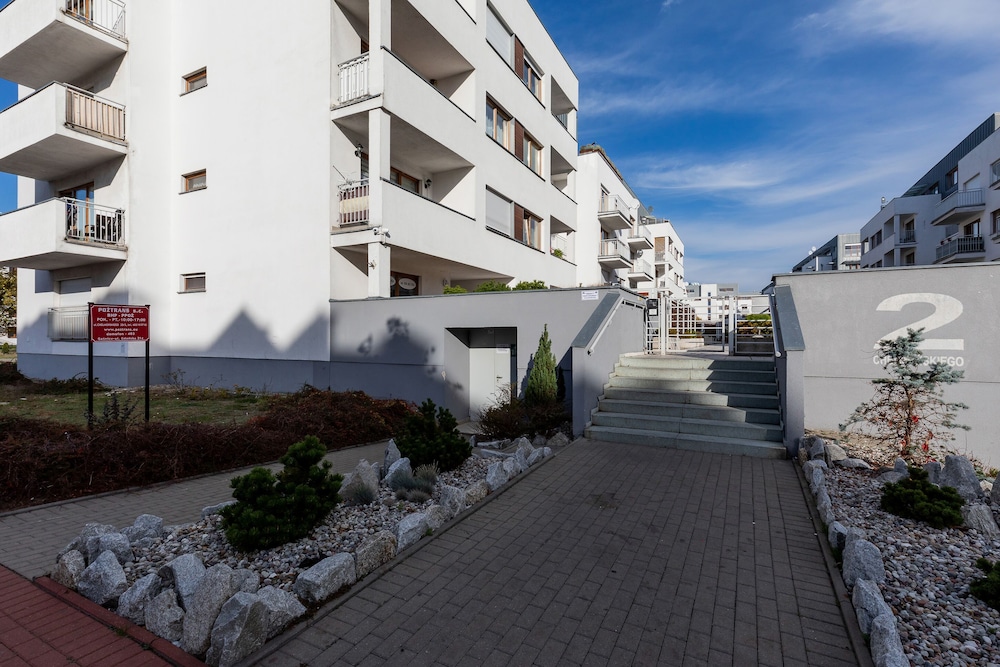 Black&white Apartments by Renters view 2