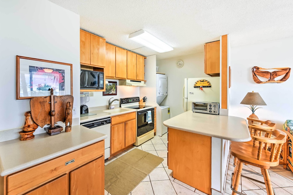 Condo w/ Private Lanai, Ocean View & On-site Pool!