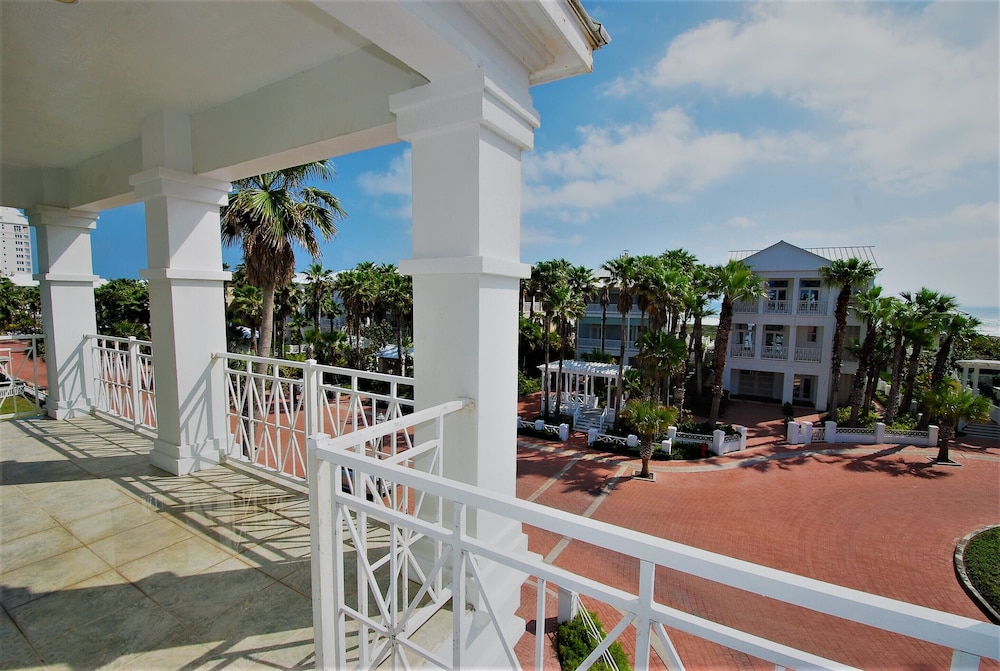 Kar - Private House Just Steps From Beach Access 4 Bedroom Home by RedAwning