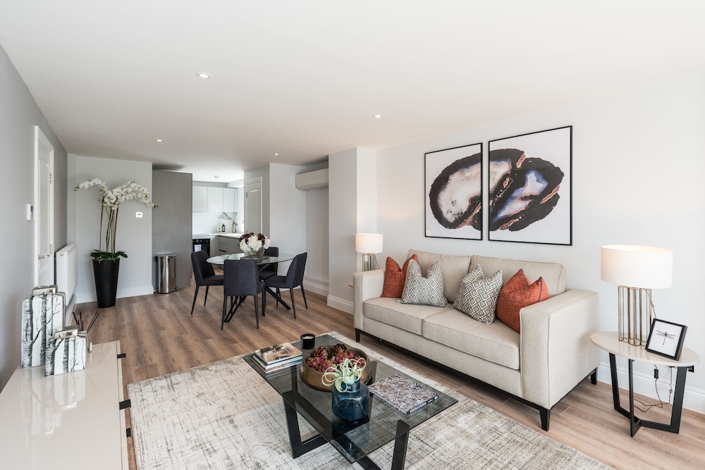The Carlyle - Elegant Serviced Apartments