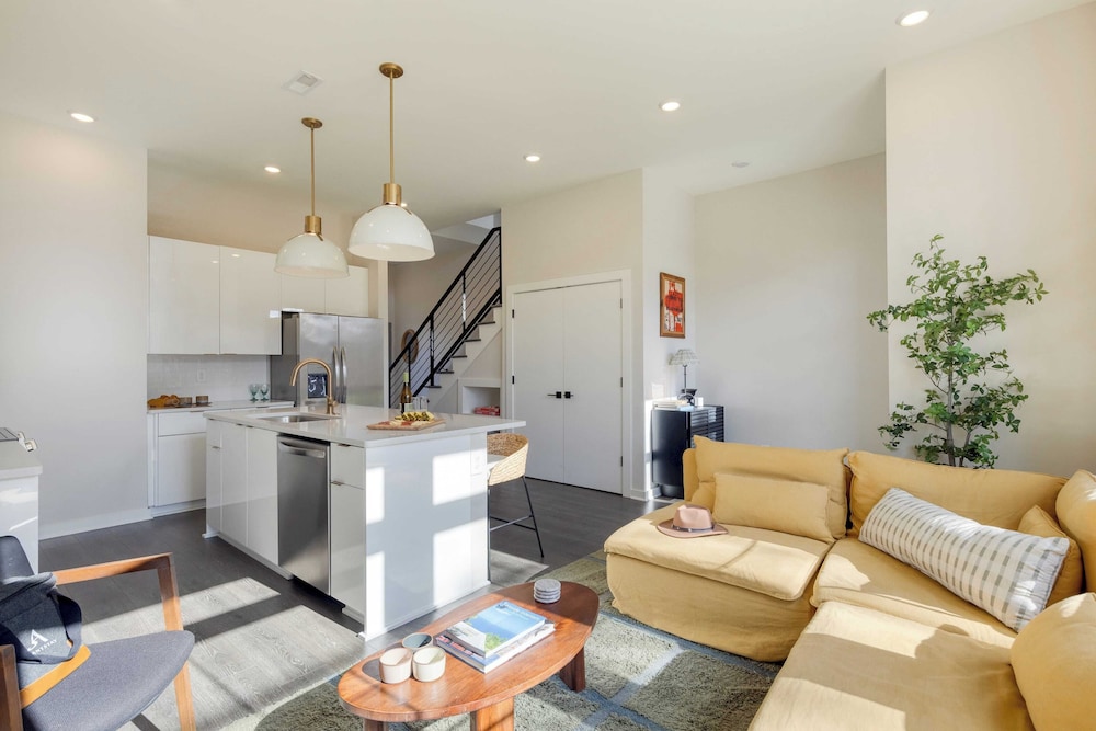 Sleeps 16 2 Modern Townhomes, Minutes to Broadway Lischey & 98 Degrees