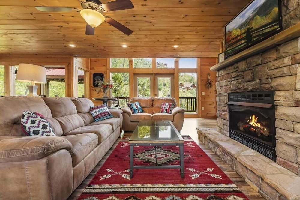 Soaring Spirit - 5 Bedrooms, 5 Baths, Sleeps 18 Home by RedAwning