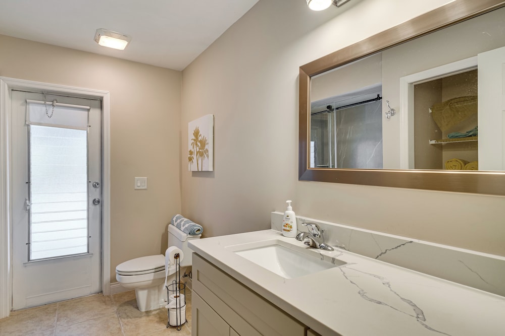10 Mi to Beach: Poolside Paradise in Fort Myers!