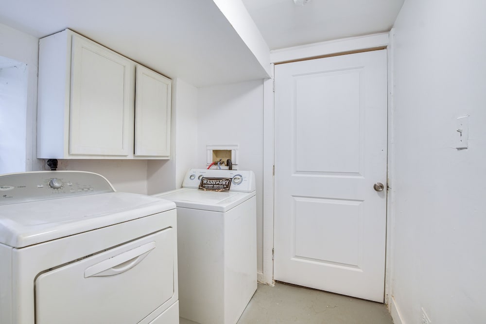 < 2 Mi to Uchicago: Pet-friendly Getaway w/ Yard
