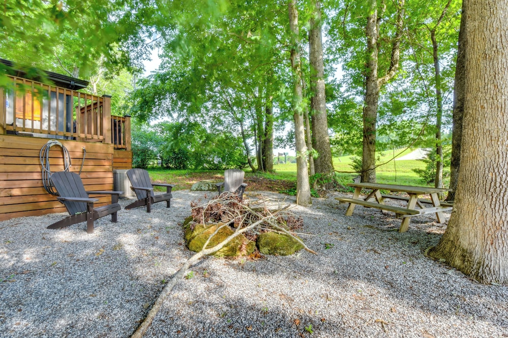 6 Mi to Helen: Mtn-view Retreat w/ Hot Tub!