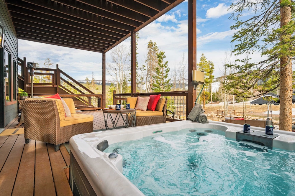 Winterhaven Estate by Avantstay Sleeps 19 Guests Mountain Compound w/ Views, Firepit, Hot Tub