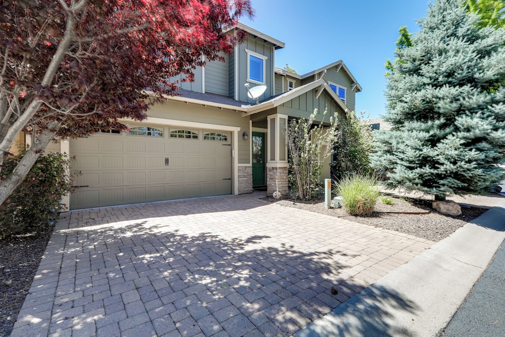 Tasteful Flagstaff Townhome w/ 2 Furnished Decks