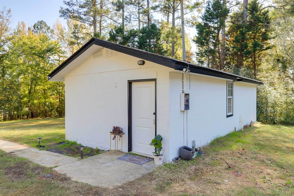 Fayetteville Guest House: Walk to Nature Preserve! view 3
