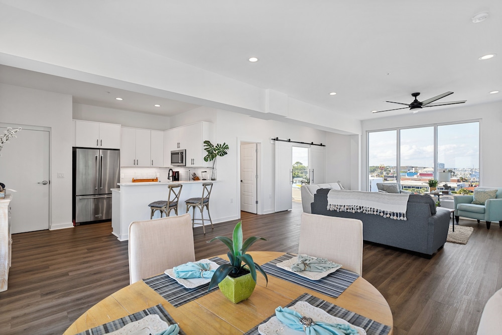 Boardwalk Pent House by Carolina Retreats