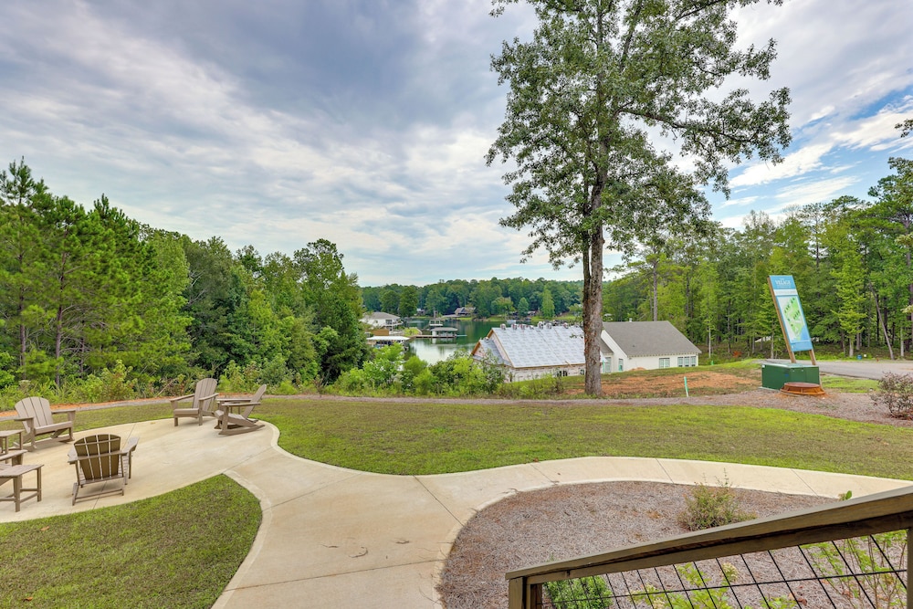 Walk to Lake Martin: Water-view Retreat w/ Deck!