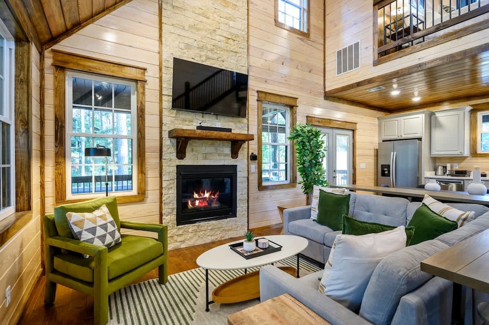 Family-friendly Broken Bow Cabin w spa Game Room