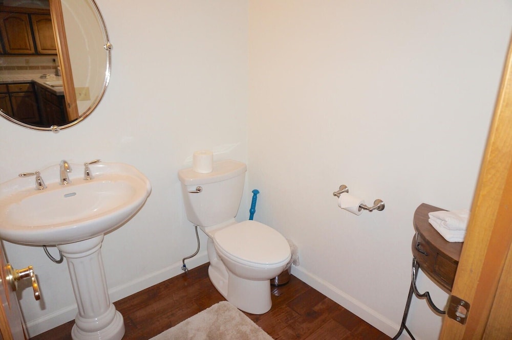 Beautiful Remodeled 2-bedroom Condo view 4