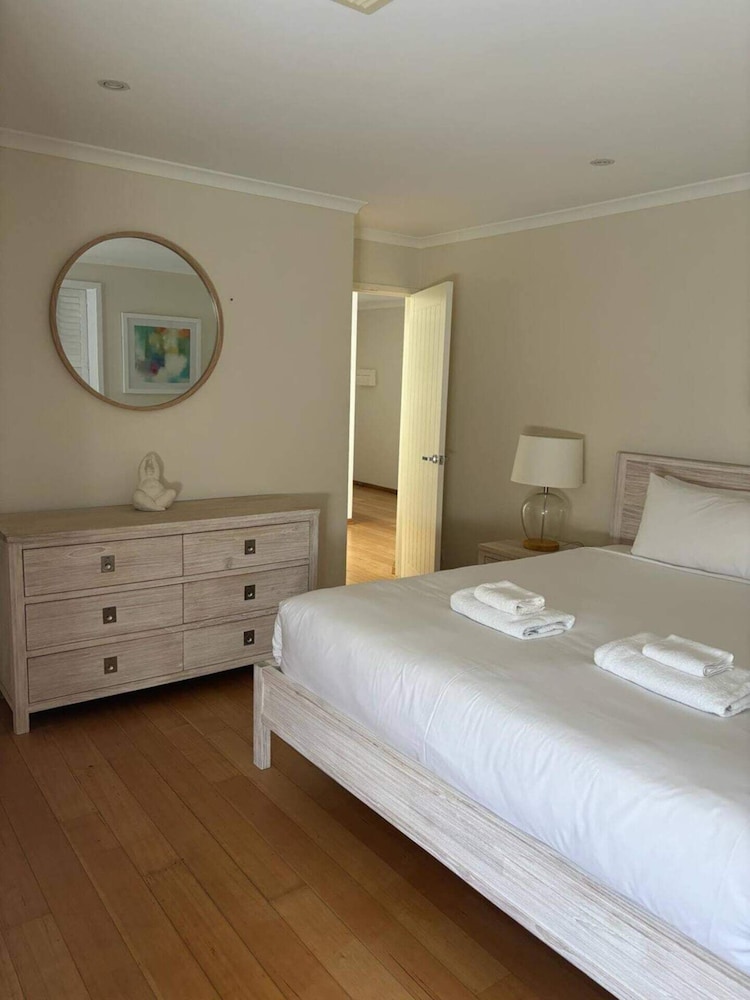 Beautiful 3BR Beachside Apt in Cottesloe!