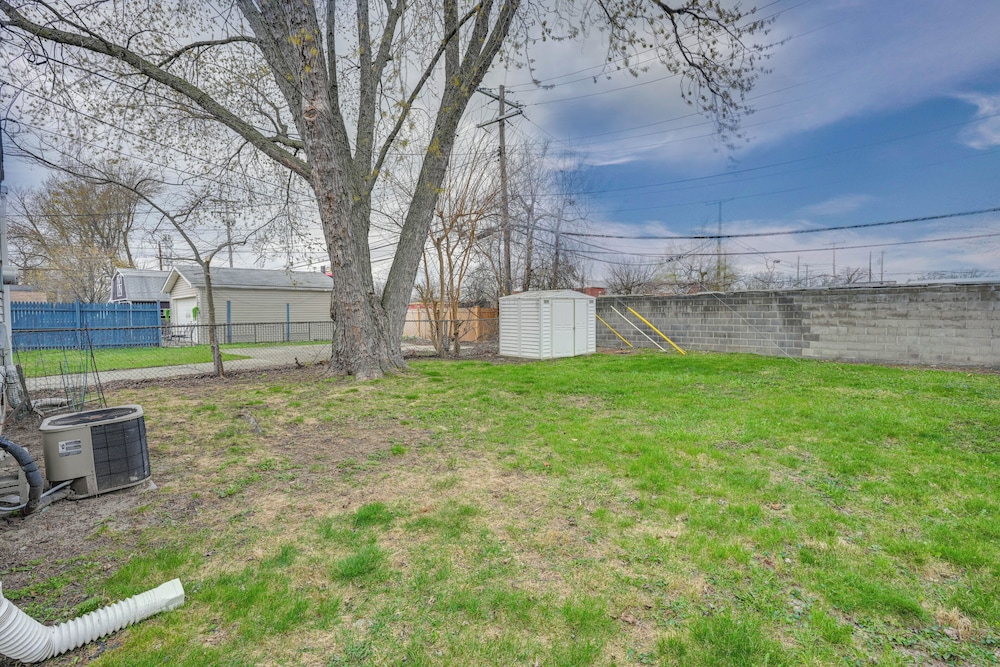 3 Mi to Dtwn Royal Oak: Getaway w/ Fenced Yard!