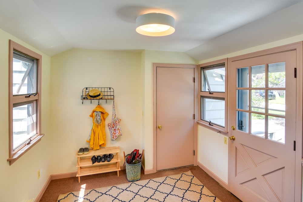 Home in Narragansett w/ Beach Access!