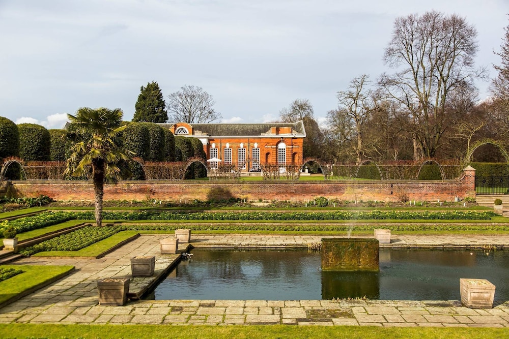 Warwick Gardens II by Onefinestay