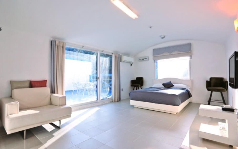 Yangyang Lodes Pool Villa view 3