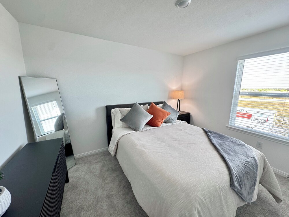 Modern 4BR New Home w Luxury Touches