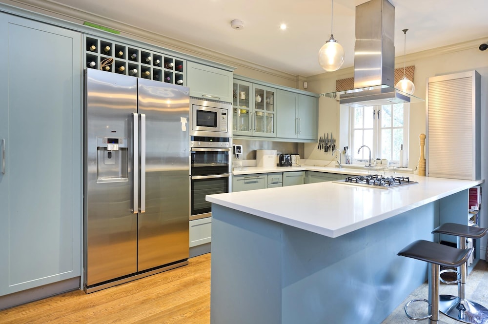Delightful 3-bed Family Home Bayswater