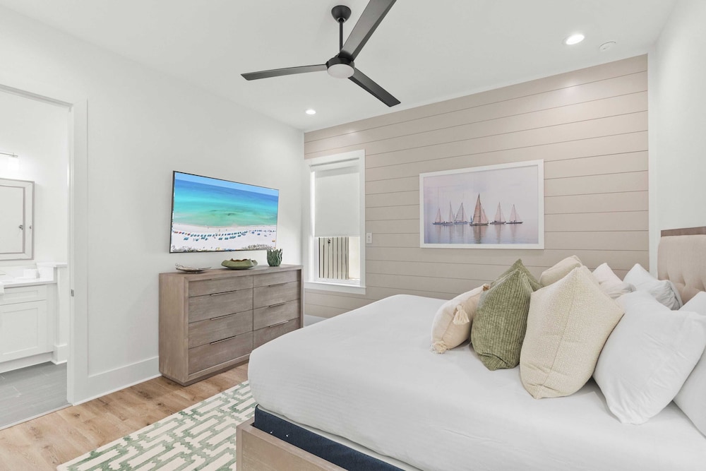 30A Salt & Solace Pool, Golf Cart, Hot Tub + Outdoor Kitchen