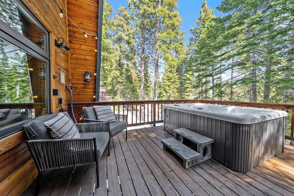 Tahoe City Retreat For 8!