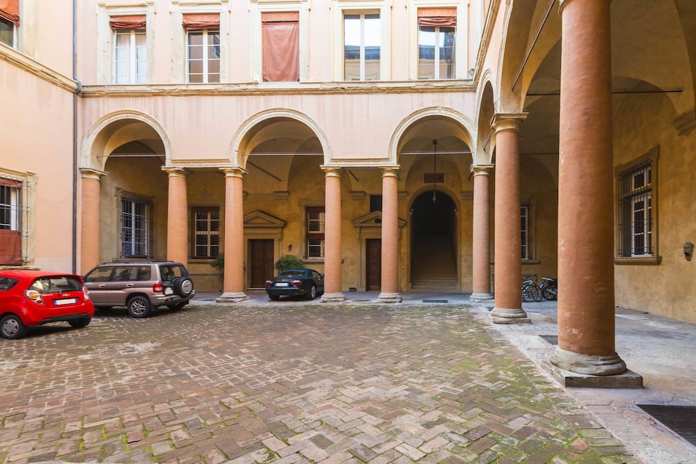 Wonderful, Quiet and Bright Apartment. In the Center Historian