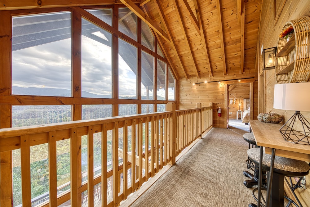 Cabin w Amazing Views Theater Firepit Hot Tub