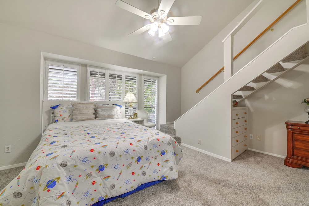 12 Mi to Downtown Dallas: Irving Condo w/ Balcony