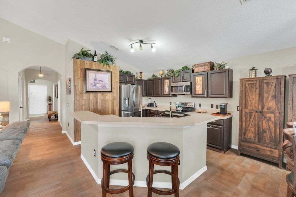 Large 4 bedroom Pool Home With Relaxing Vibes 4 Villa