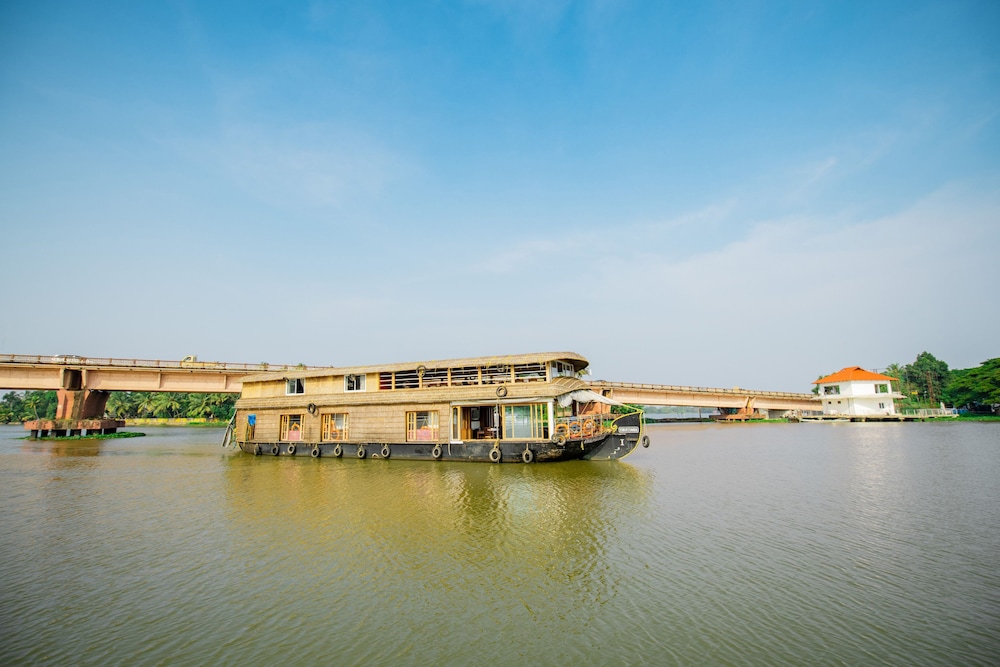 OYO 23231 KHBO Gold Sharing Houseboat view 3
