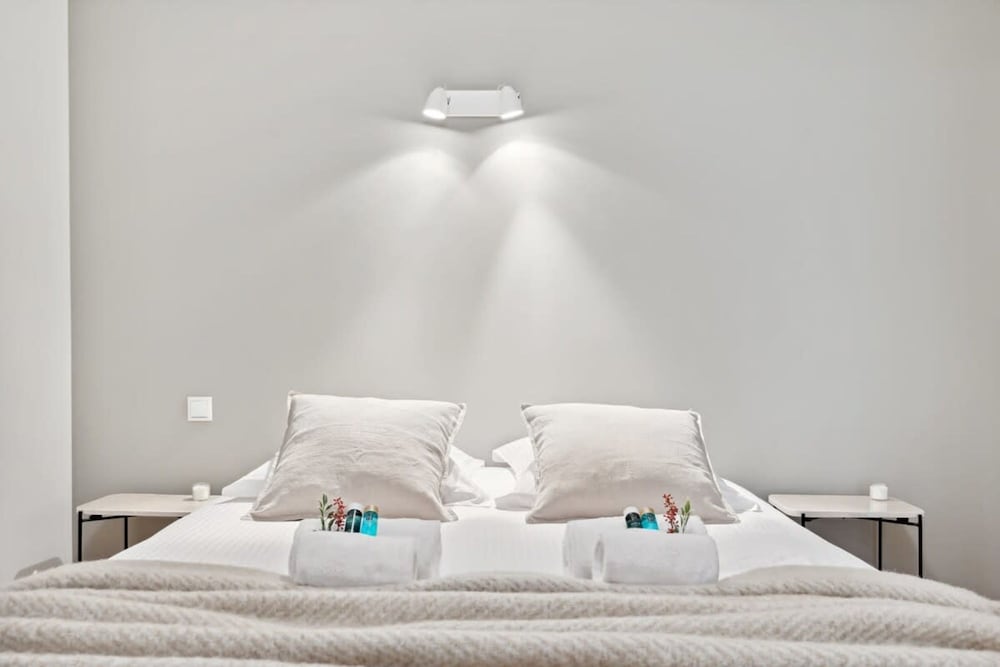 Centrally Located 2 Bedroom Apartment With Parking