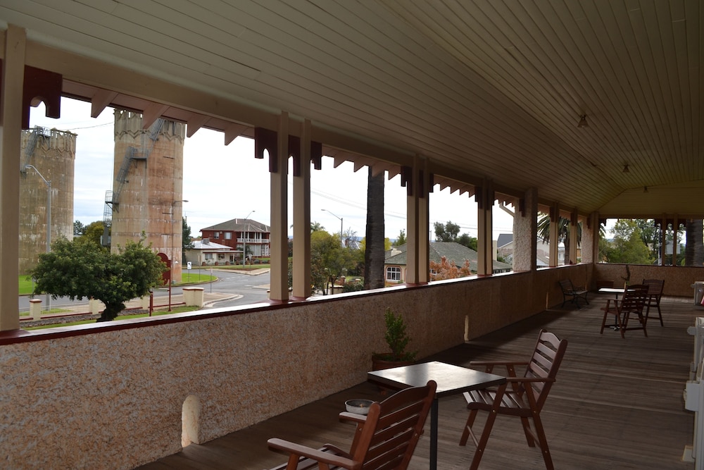 Historic Hydro Motor Inn
