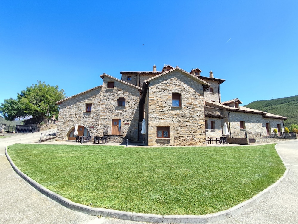 Casas Pirineo Aínsa: Historic Palace & Garden