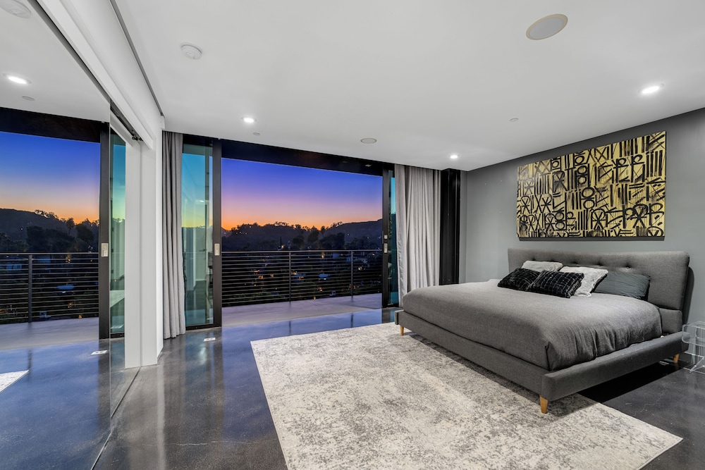 Glass Mansion - Chic Glass Villa in LA Hills With Views, Style & Serenity