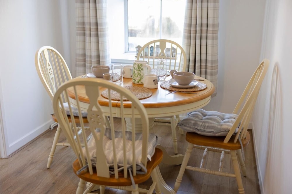 4 Guests - Pet Friendly - Fireplace - Parking