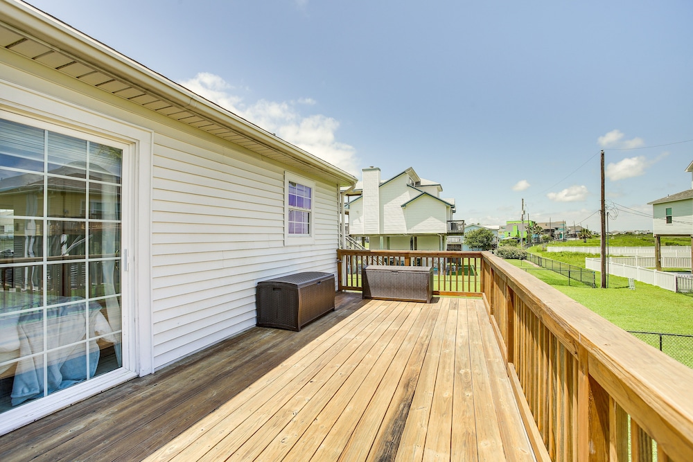 Walk to Beach: Updated Home w/ Deck in Galveston!