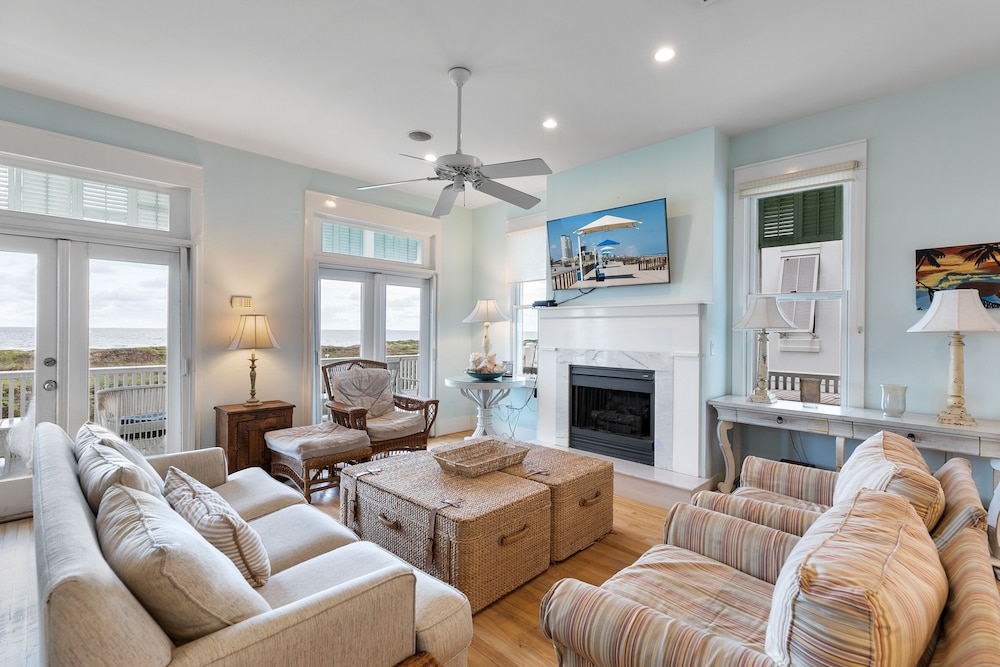 Palm House - Private Beachfront House 3 Bedroom Home by RedAwning