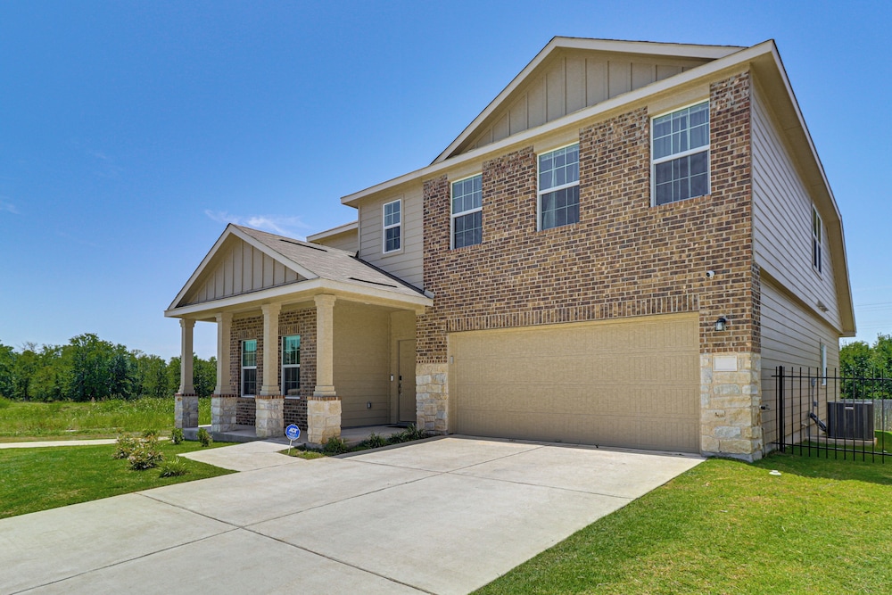 6 Mi to Mckinney Falls: Spacious Home w/ Game Room