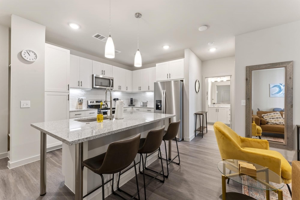 Deluxe 2BR King Beds Suite Close to DT Domain UT - Image 1