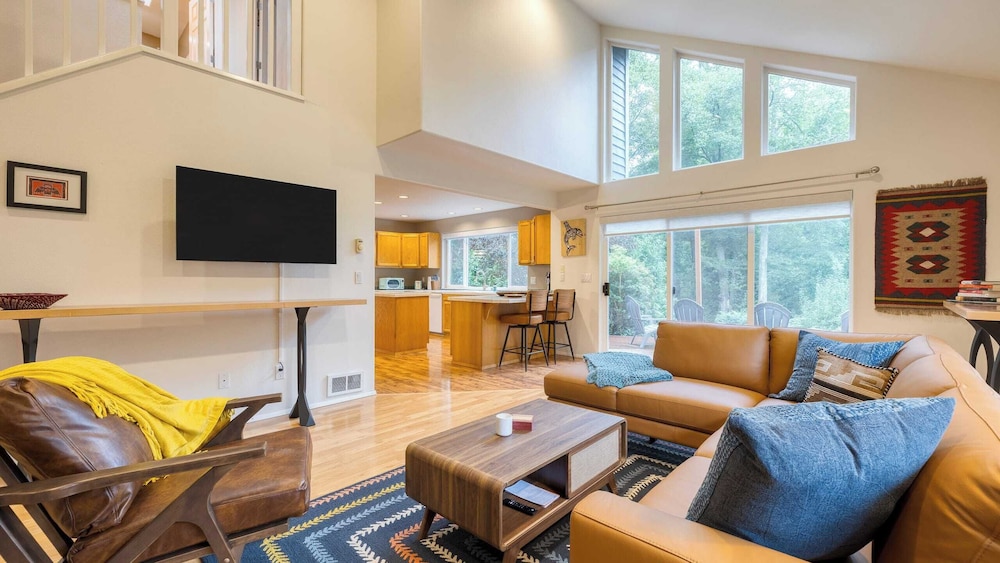 Stylish Forest Getaway on Whidbey Island Near Beaches, Wineries & Trails Cedarview Retreat by Avantstay