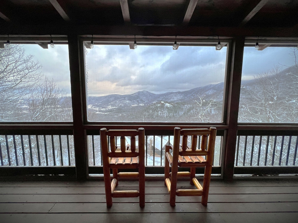 Breathtaking Hideaway 5 Bedroom Cabin