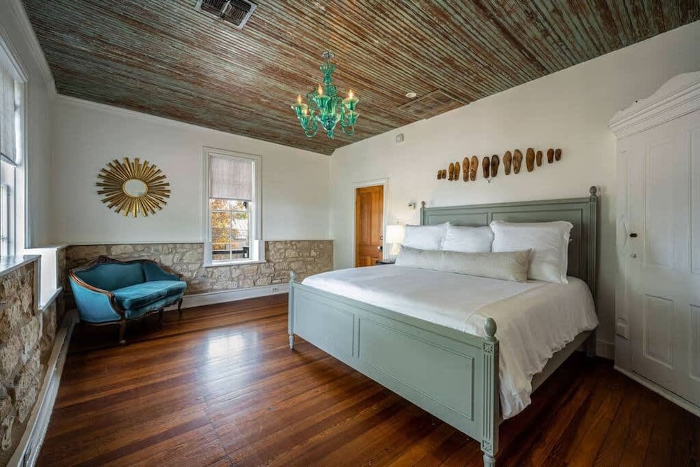 Luxurious Historic 5BR Fredericksburg inn w spa