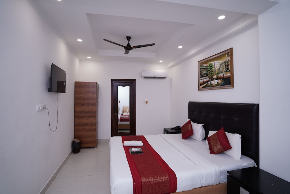 Hotel Moon Taj Near Yashobhoomi
