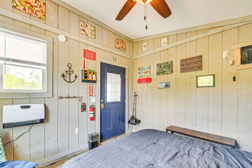 Secluded on 10 Acres: Livingston Getaway w/ Sauna!