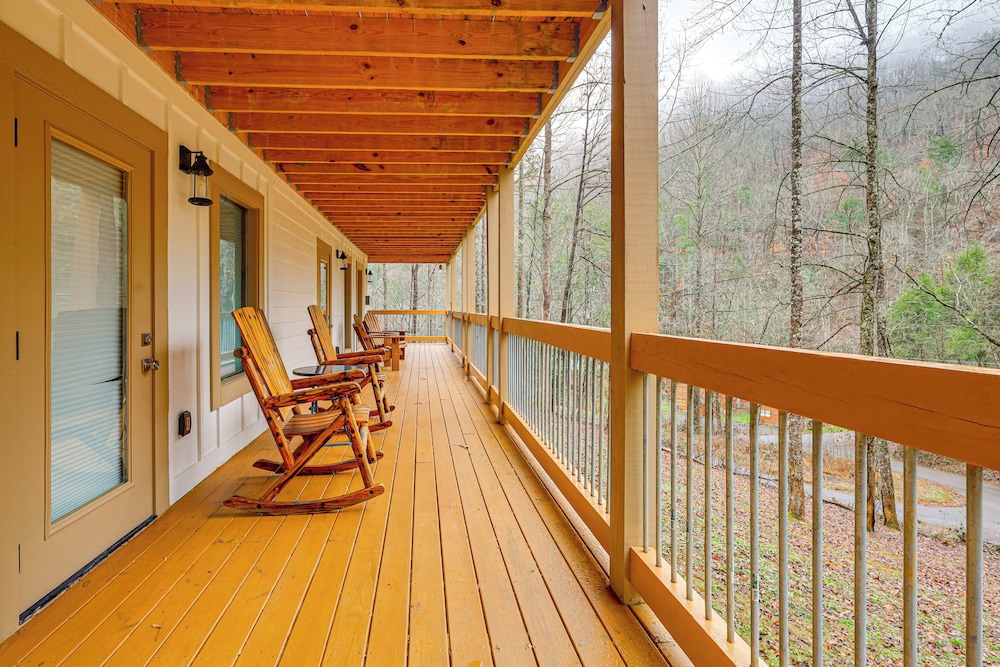 Close to Hiking & Attractions: Smoky Mtn Cabin