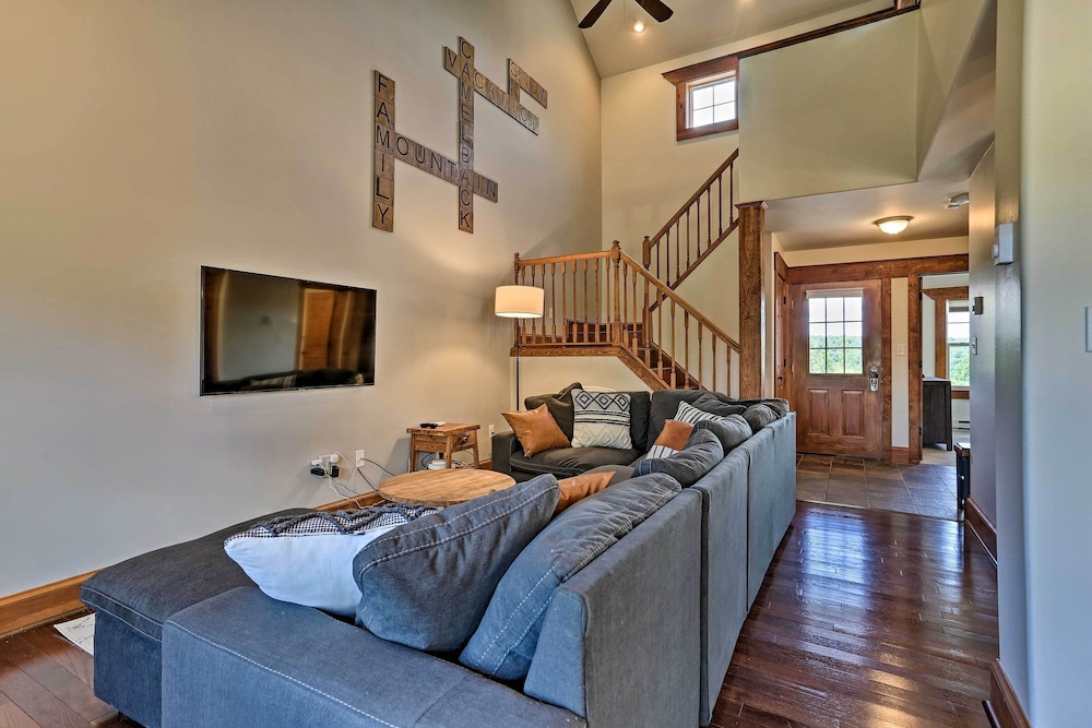 Retreat W/game Room & Deck, 1 Mi to Camelback