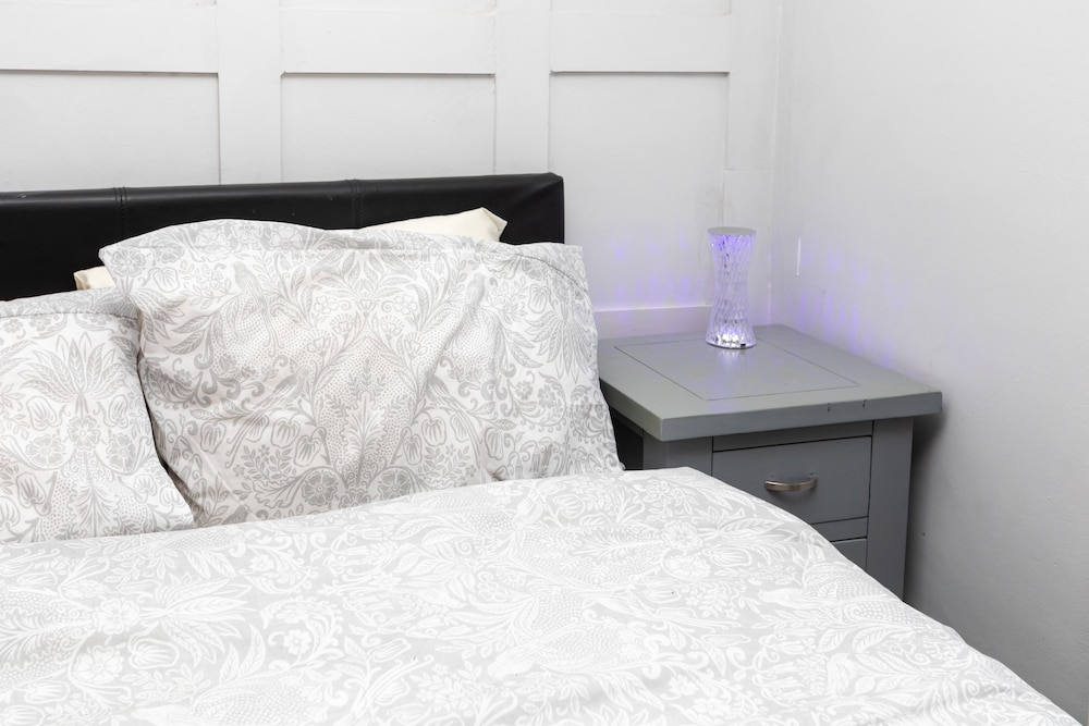 Charming 1-bed Studio Annex,parking,kitchen,wifi