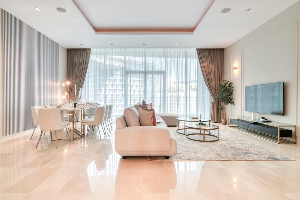 Modish Palm 3BR w Private Balcony Beach Access